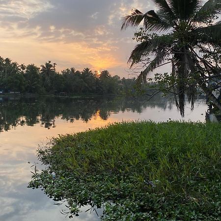 Sunsets And Palm Trees Alappuzha Exterior foto