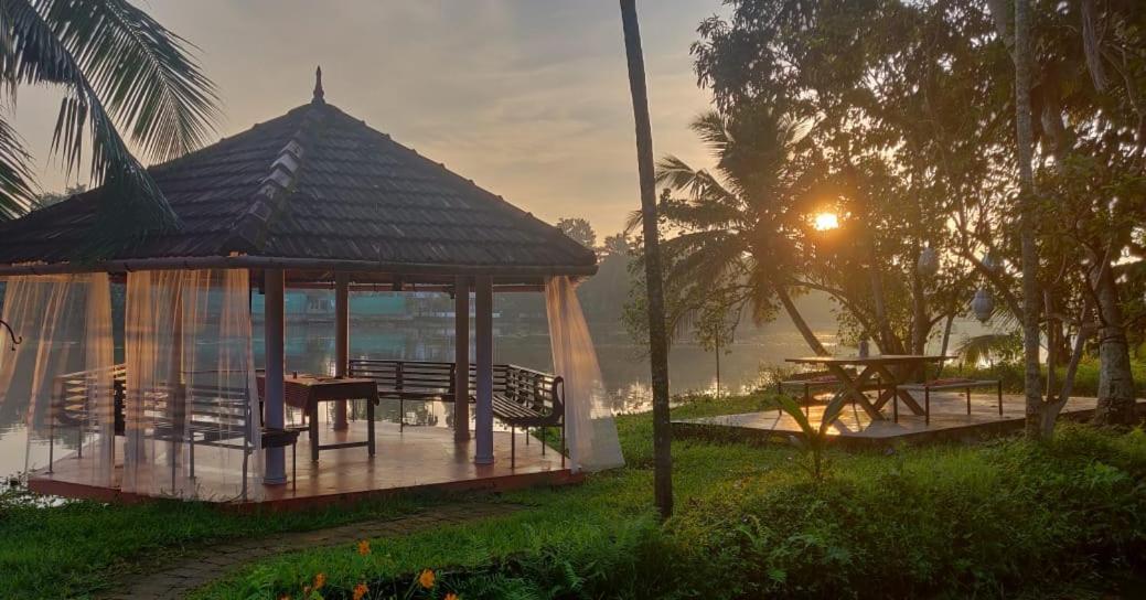 Sunsets And Palm Trees Alappuzha Exterior foto
